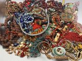 un tas de perles et de colliers de toutes sortes posés sur une table