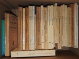 de nombreux livres qui se trouvent sur une étagère dans une boîte à livres