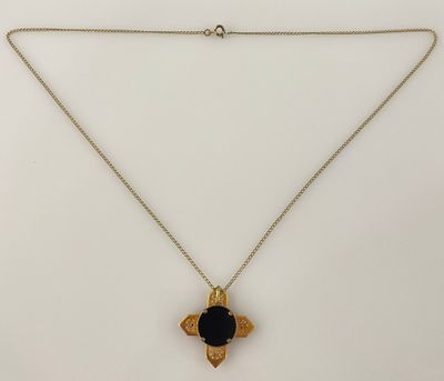 CHAINE et PENDENTIF "croix" en métal doré orné d'une pierre …