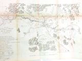 une vieille carte d'une ville, posée sur un morceau de papier, sur une table