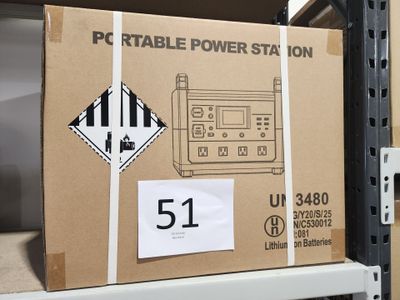 une boîte en carton sur laquelle est accrochée une étiquette, posée sur une étagère