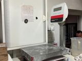 une machine posée sur un comptoir dans une pièce