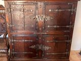 une grande armoire en bois comportant de nombreux tiroirs