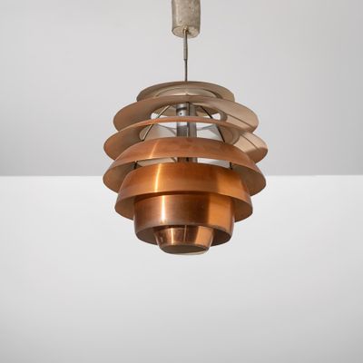 un gros plan d'un luminaire de couleur cuivrée suspendu au plafond