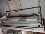 une machine posée sur une table