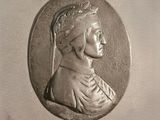 une vieille pièce d'argent sur laquelle figure le profil d'une femme