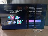 écran de télévision sur lequel est diffusée une vidéo montrant un groupe de personnes