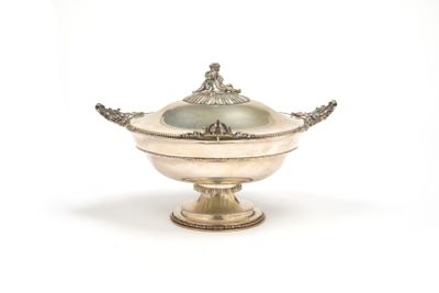 COUPE COUVERTE En argent, à décor de frises et rinceaux, les… - Photo 1