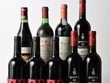 plusieurs bouteilles de vin posées sur une table en bois
