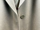 un gros plan sur une veste munie d'un bouton