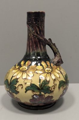 un vase avec un oiseau posé sur une table