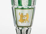 un vase en verre sur lequel est représenté un homme et une femme