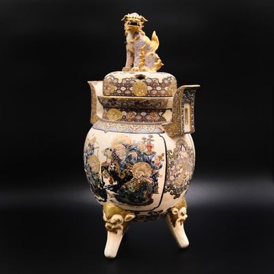 une image représentant un vase surmonté d'une figurine
