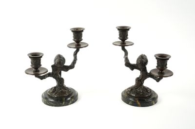 deux bougies posées sur une table