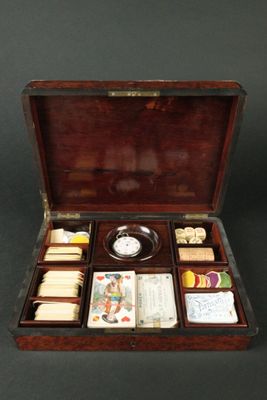 une petite boîte en bois contenant divers objets