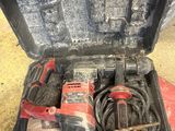 une personne tenant un outil dans une boîte à outils