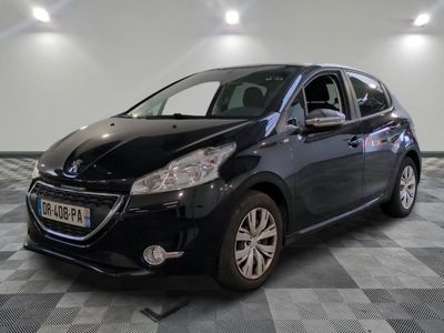 la petite voiture noire est garée dans une grande pièce