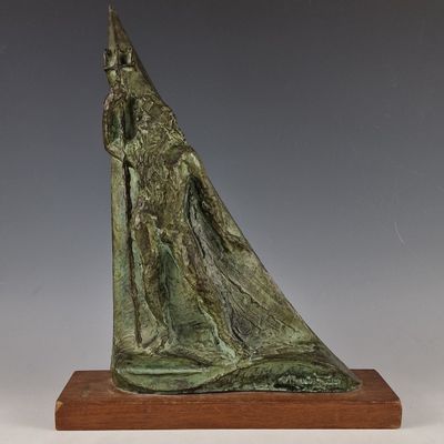 sculpture en bronze représentant une femme dans un bateau, posée sur un socle en bois