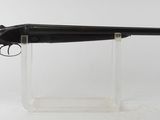 un vieux fusil posé sur un socle transparent, sur fond blanc
