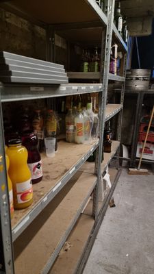 4 étagères dépareillées en métal et plateaux isorel à 4 et 5…