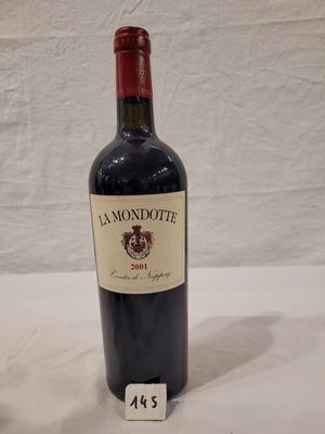 une bouteille de vin posée sur une table, avec une étiquette de prix