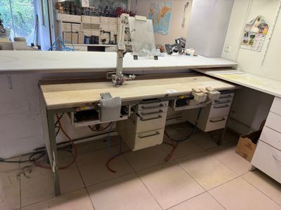 une photo d'un laboratoire où il y a beaucoup de travail à faire