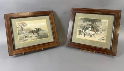 deux tableaux encadrés représentant des chevaux et des cavaliers dans un décor boisé