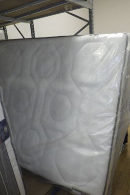 deux matelas empilés l'un sur l'autre dans une pièce