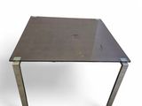 une image d'une table avec un plateau en verre et des pieds en métal
