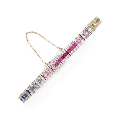 BRACELET LIGNE retenant une succession de saphirs en dégradé…