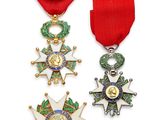 trois médailles et une étoile sur fond blanc