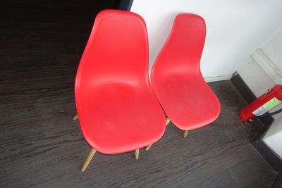 A L'ETUDE : Cinq chaises rouge