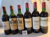 plusieurs bouteilles de vin sont alignées sur une table