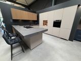 une grande cuisine avec un îlot central et un tabouret de bar