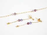 gros plan d'un collier et de boucles d'oreilles sur une surface blanche
