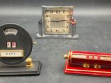 trois types d'horloges exposées sur une table