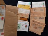 une boîte remplie de courrier posée sur une table