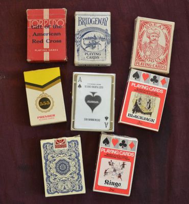 Vintage - lot de huit jeux principalement 52 cartes aux port…