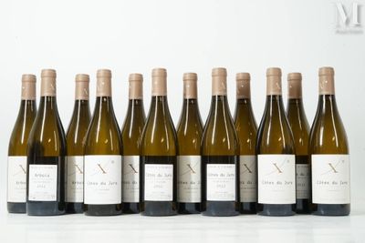 six bouteilles de vin sont alignées sur une table