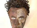 une image représentant un masque en bois accroché au mur