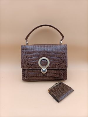 Sac en cuir façon croco porté main.