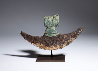 TETE DE HACHE Bronze et lame en fer