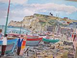 tableau représentant une scène de plage avec des bateaux et des personnes sur le rivage