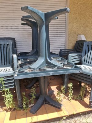 plusieurs chaises et une table sur la terrasse