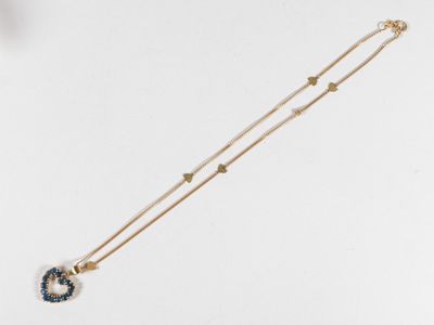un gros plan d'un collier orné d'un pendentif en forme d'étoile et de lune