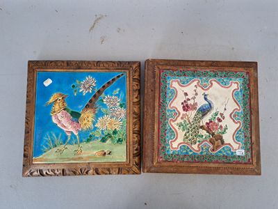 deux tableaux représentant des oiseaux et des fleurs, accrochés au mur