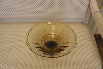 un saladier en verre posé sur une chaise blanche