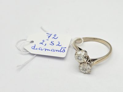 un gros plan d'une bague en diamant sur laquelle est apposée une étiquette de prix