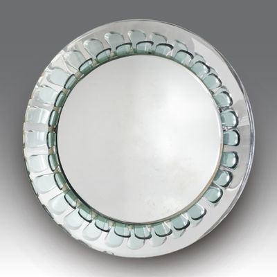 un miroir rond accroché au mur