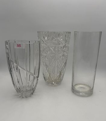 trois vases en verre posés l'un à côté de l'autre sur une surface blanche